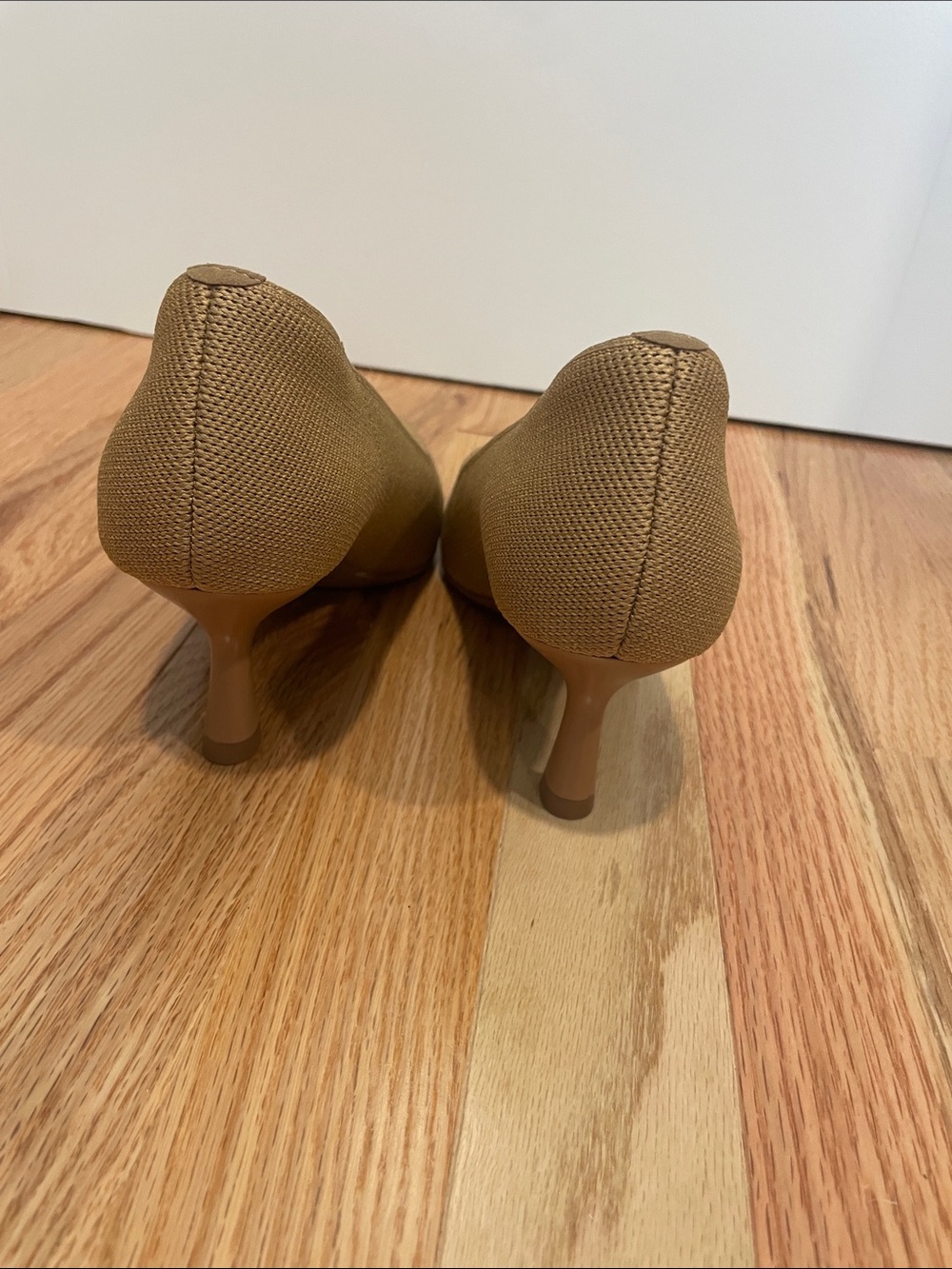 Vivaia Kitten Heel Pumps in Tan size 6.5 - Picture 4 of 9